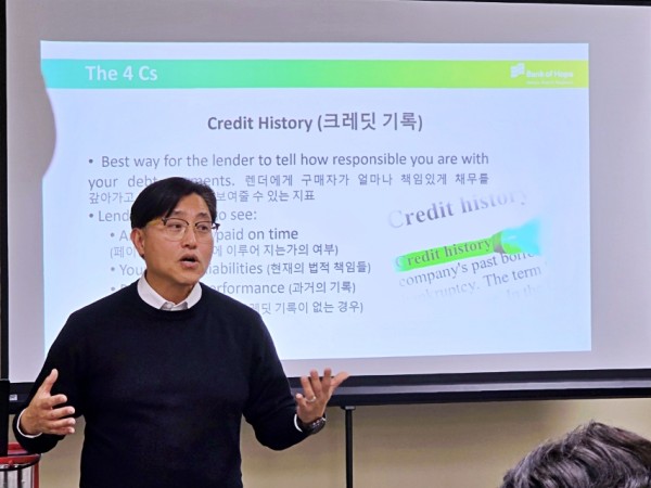 뱅크오브호프 대니 유 타코마 지점장이 강연을 하고 있다.