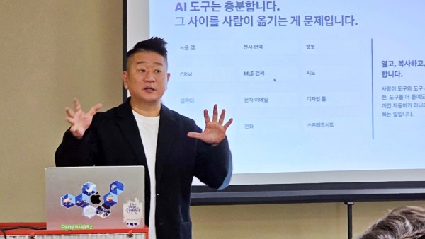 테크에이스 이은석 대표가 강연을 하고 있다.