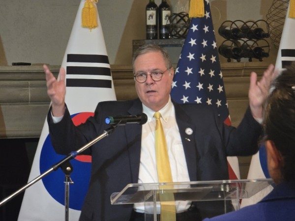 데니 헥 부지사가 축사를 하고 있다.
