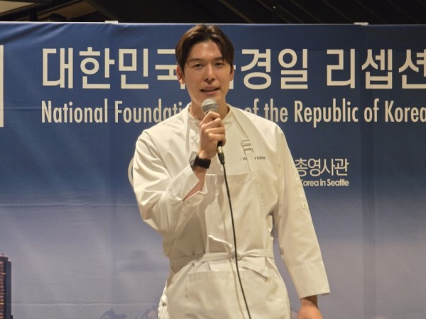 오스틴 강 셰프가 한국의 전통적인 맛과 현대적인 조리법을 결합한 요리를 소개하고 있다.