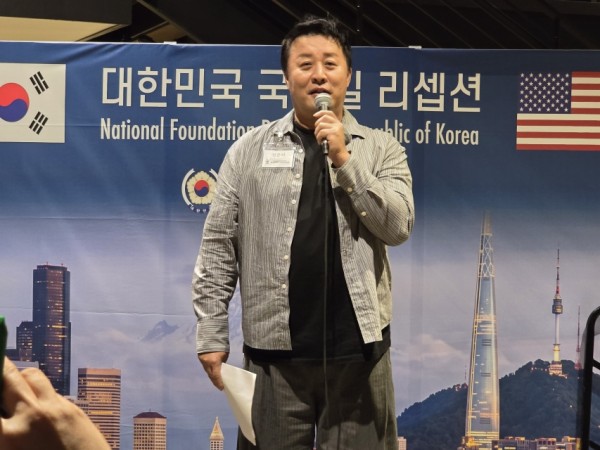 한국의 인기 방송인 정준하씨가 다양한 전통주의 특징 등을 소개하고 있다.