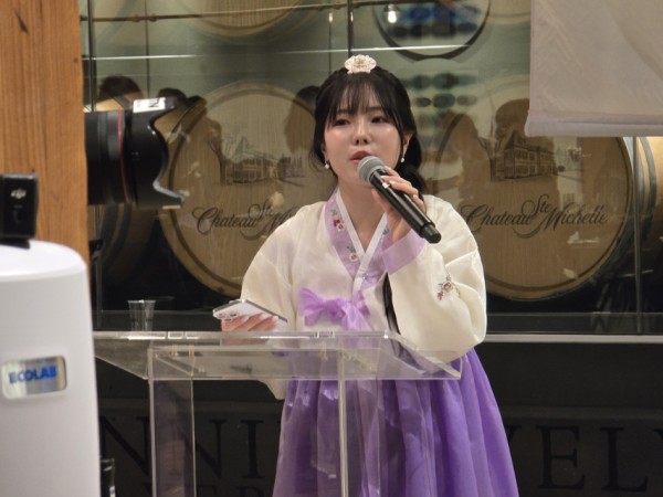 전문 MC 겸 한영 통역사 이다혜씨가 사회를 보고 있다.
