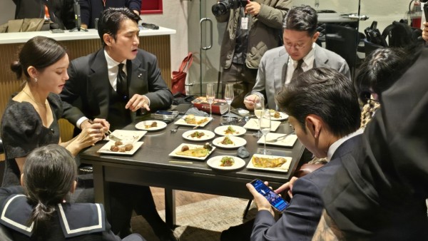 참석인사들이 한식을 시식하고 있다.