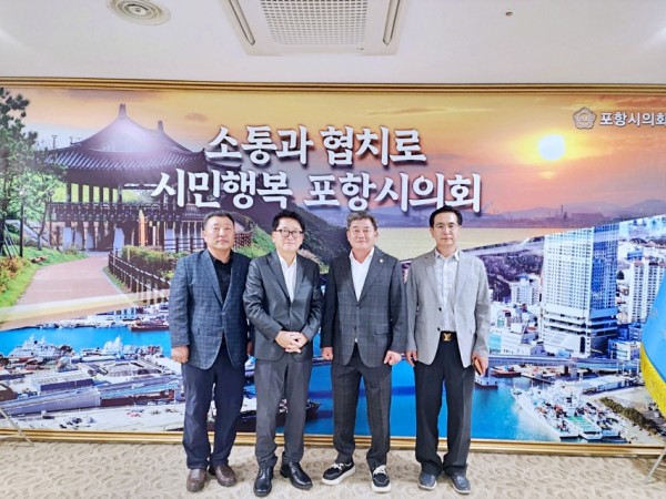 김원준 회장(왼쪽에서 2번째)이 김철수 시의회 의장(왼쪽에서 3번째) 등과 기념촬영을 하고 있다.
