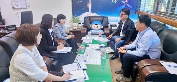 한·미 우주항공 산업 협력 회의에서 김원준 광역시애틀한인회장이 황진희 경상남도 우주항공산업팀장과 이숙미 사천시 우주항공국장, 허혜연 우주항공과장 등과 양 지역의 미래 우주항공 산업 협력 방안을 논의하고 있다.