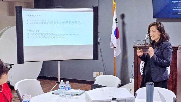 이미숙 대회장이 참석자들에게 행사 프로그램과 역사 영상 제작, 공연 기획 및 분야별 준비 계획을 설명하고 있다.
