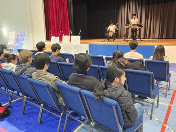 학부모들이 학생들의 연주를 보고 있다.