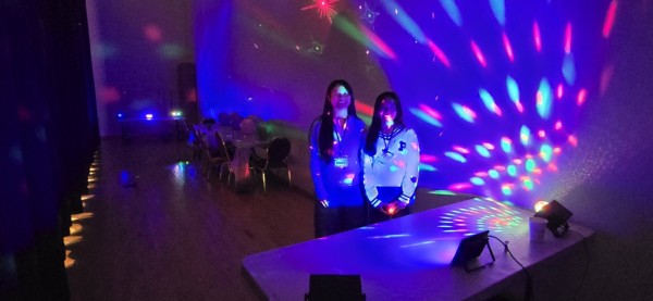 자매가 레이저방에서 손님을 맞을 준비를 하고 있다.