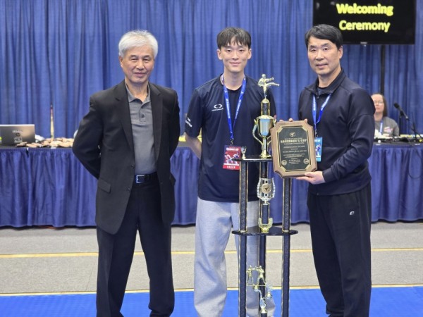 US 태권도협회 이영학 전 회장(왼쪽)이 페더럴웨이의 Master Son