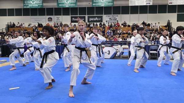 US Martial Arts Center 관원들이 태권도 시범을 보이고 있다.
