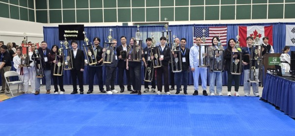 공로 트로피를 받은 각 지역 도장 관장들이 트로피를 들고 기념촬영을 하고 있다.