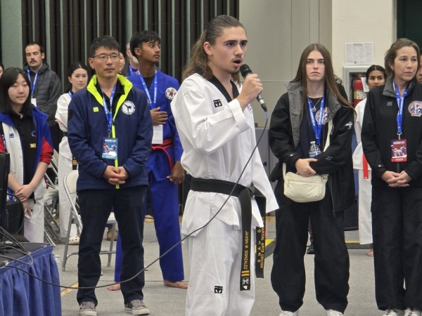 US Martial Arts Center 잭슨 M 곤잘레스가 애국가를 부르고 있다. 곤잘레스는 애국가는 물론, 미국 국가와 캐나다 국가를 모두 불러 큰 박수를 받았다.
