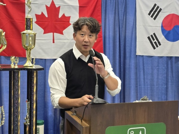 US 태권도협회 제이슨 리 회장이 사회를 보고 있다.
