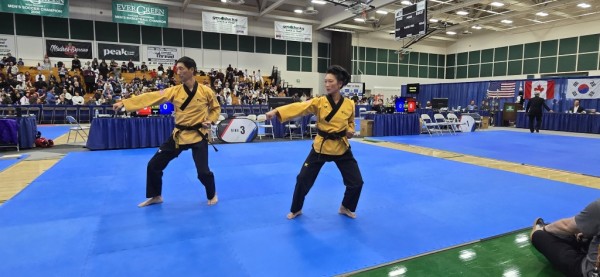 한국에서 열린 2026 세계한마당 대회에서 챔피언에 오른 하성우 관장과 Thoa Nguyen 관장이 특별 시범을 보이고 있다.